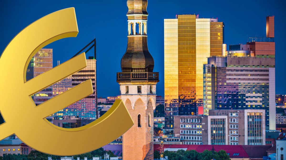 Abendlicher Blick auf Tallinn mit eingeblendetem goldenen Euro-Zeichen