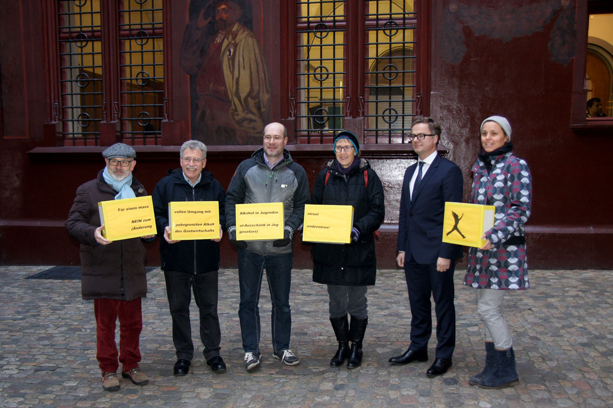 Übergabe von rund 4500 Unterschriften an den Kanton Basel-Stadt
