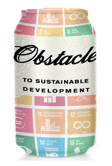 Getränkedose mit Aufschrift "Hindernis für nachhaltige Entwicklung"