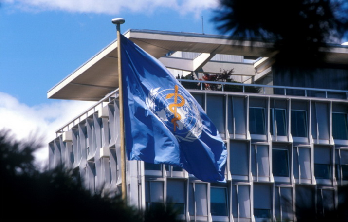WHO-Flagge vor Bürogebäude in Genf