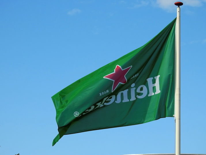 Heineken-Flagge vor blauem Himmel