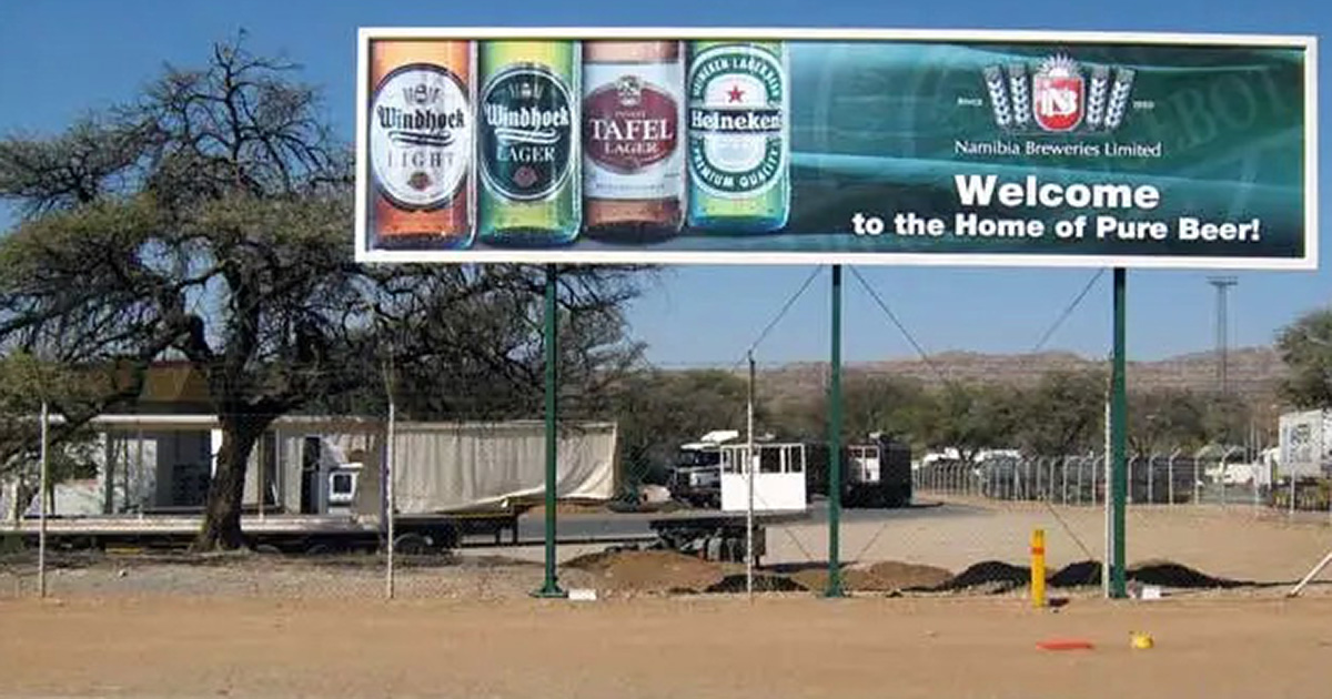 Bierwerbetafel an Straße in Namibia
