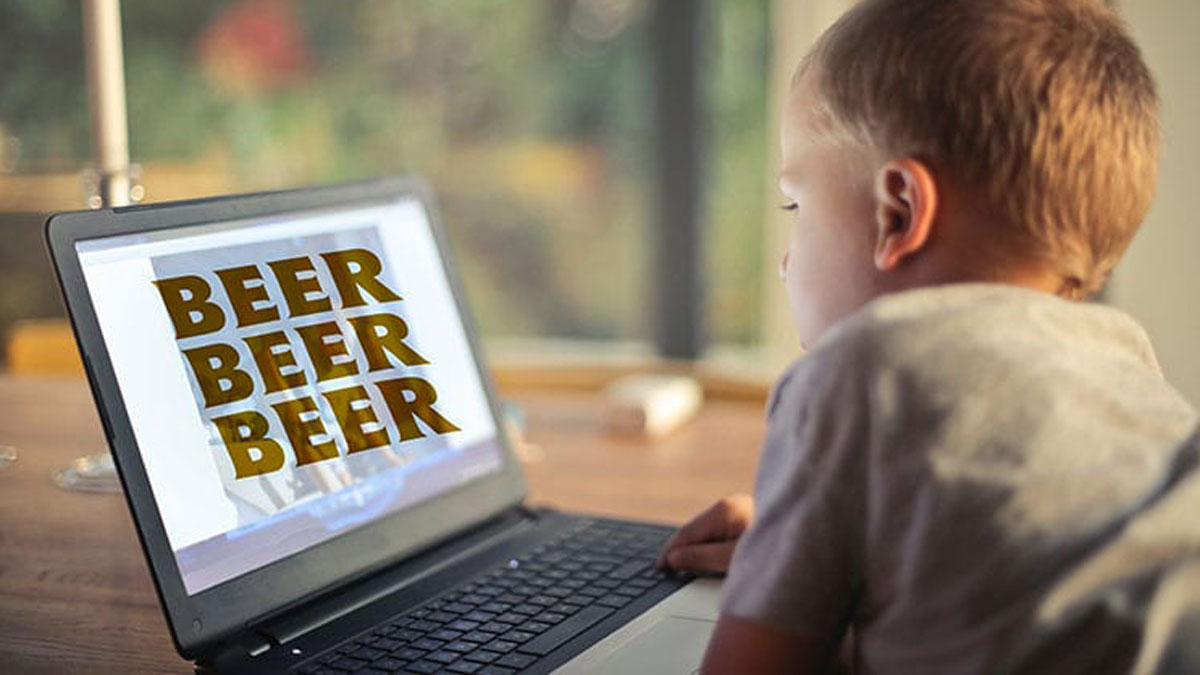 Kind vor Laptop mit Aufschrift "Bier, Bier, Bier"