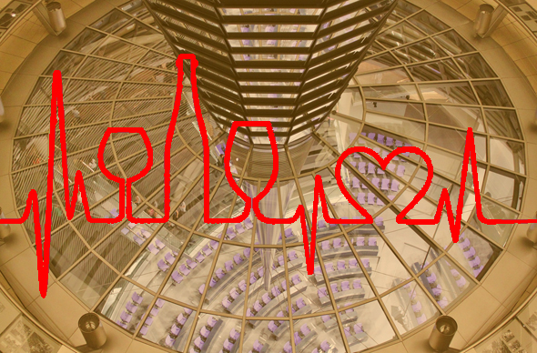Leerer Plenarsaal des Bundestags, von oben durch die gläserne Reichtstagkuppel gesehen
