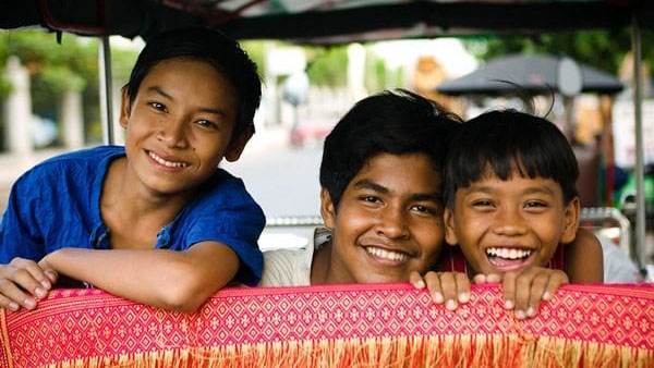 Drei lächelnde kambodschanische Jungen