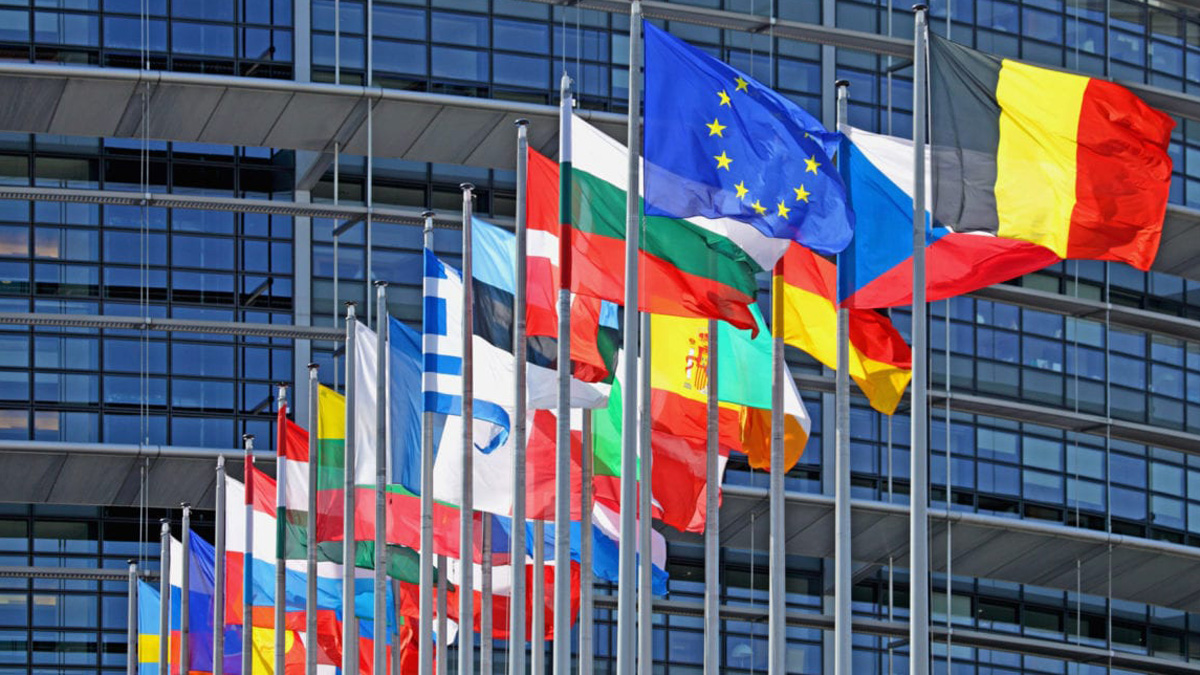Flaggen der EU-Mitgliedsländer vor Brüsseler Parlamentsgebäude