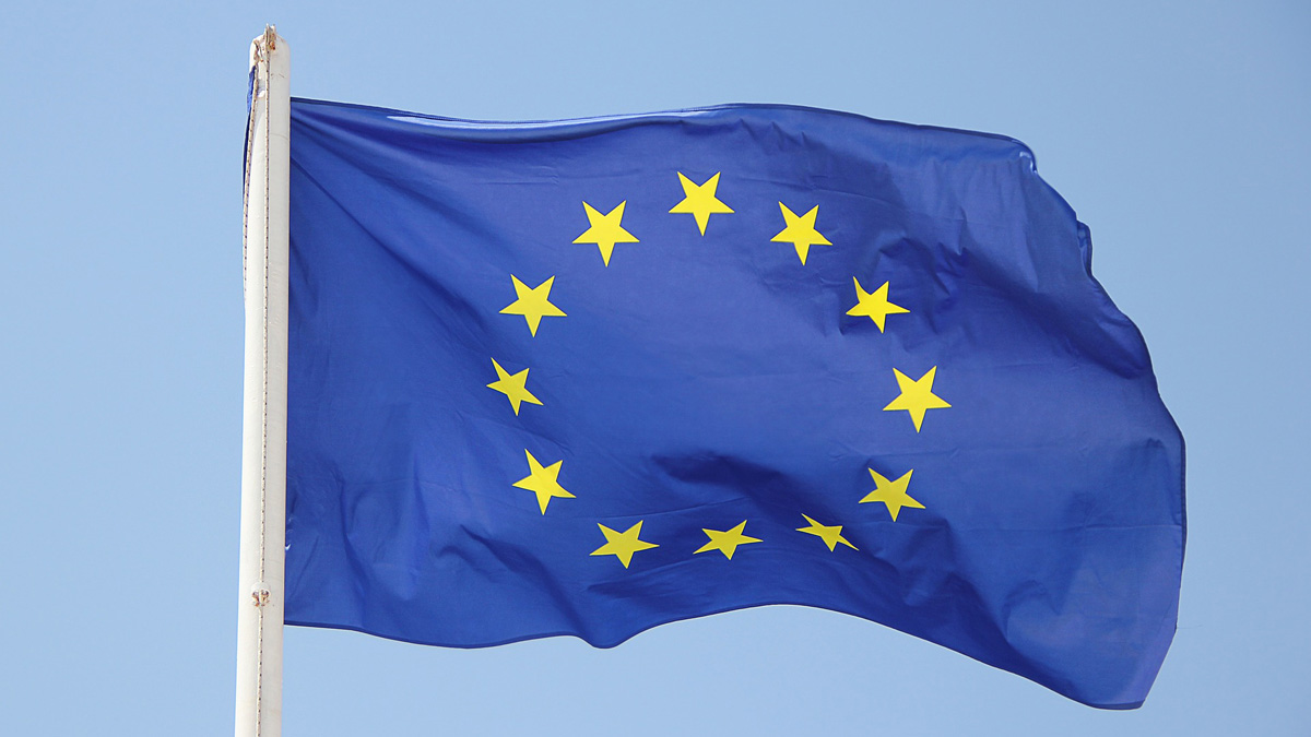 Europa-Flagge an Mast wehend