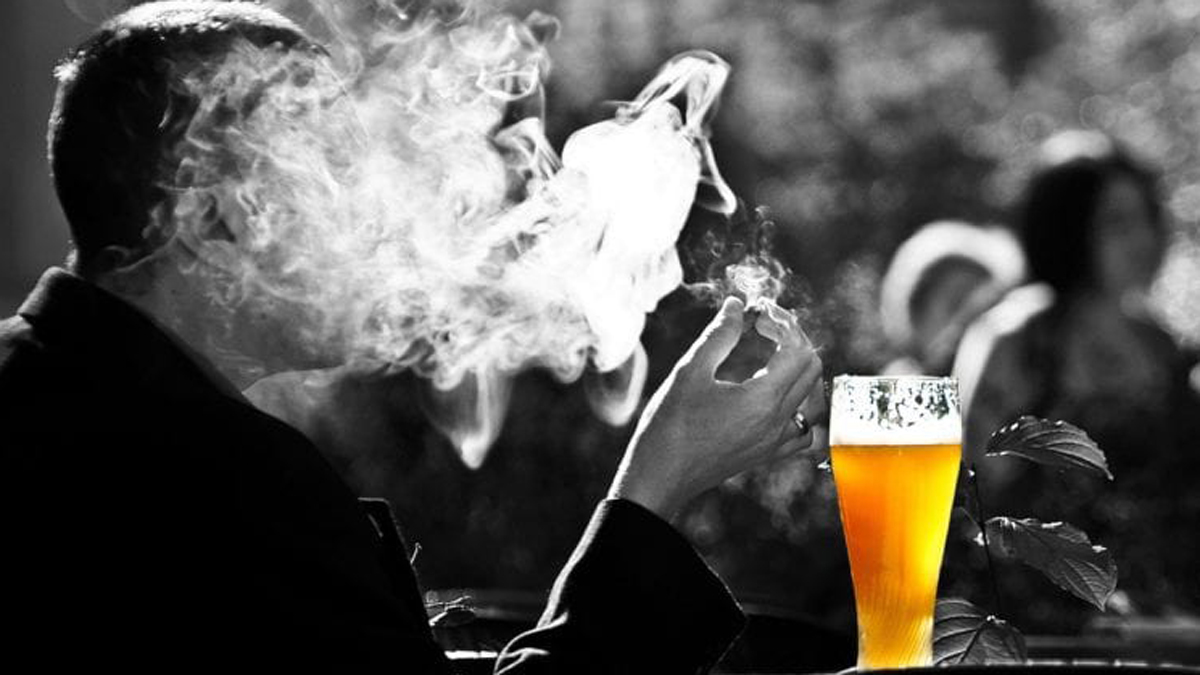 Raucher in Kneipe mit Bierglas