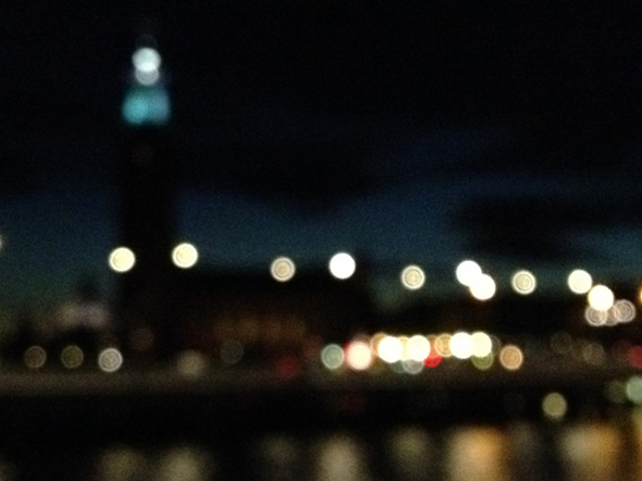 Stockholm nachts unscharf