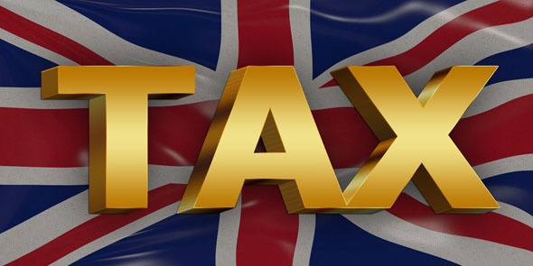 Schriftzug "Tax" vor britischer Flagge