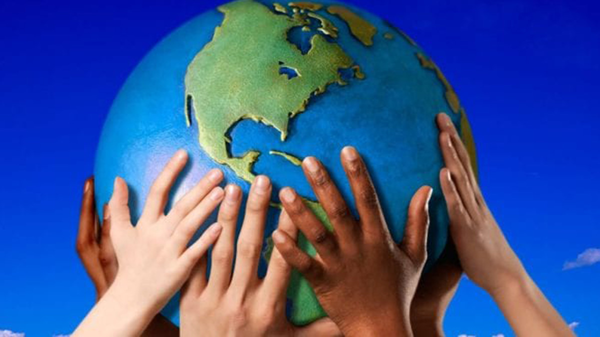Hände mehrerer Kinder halten eine Weltkugel
