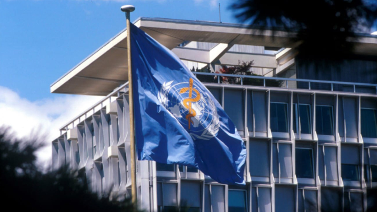 WHO-Flagge vor Hauptquartier in Genf