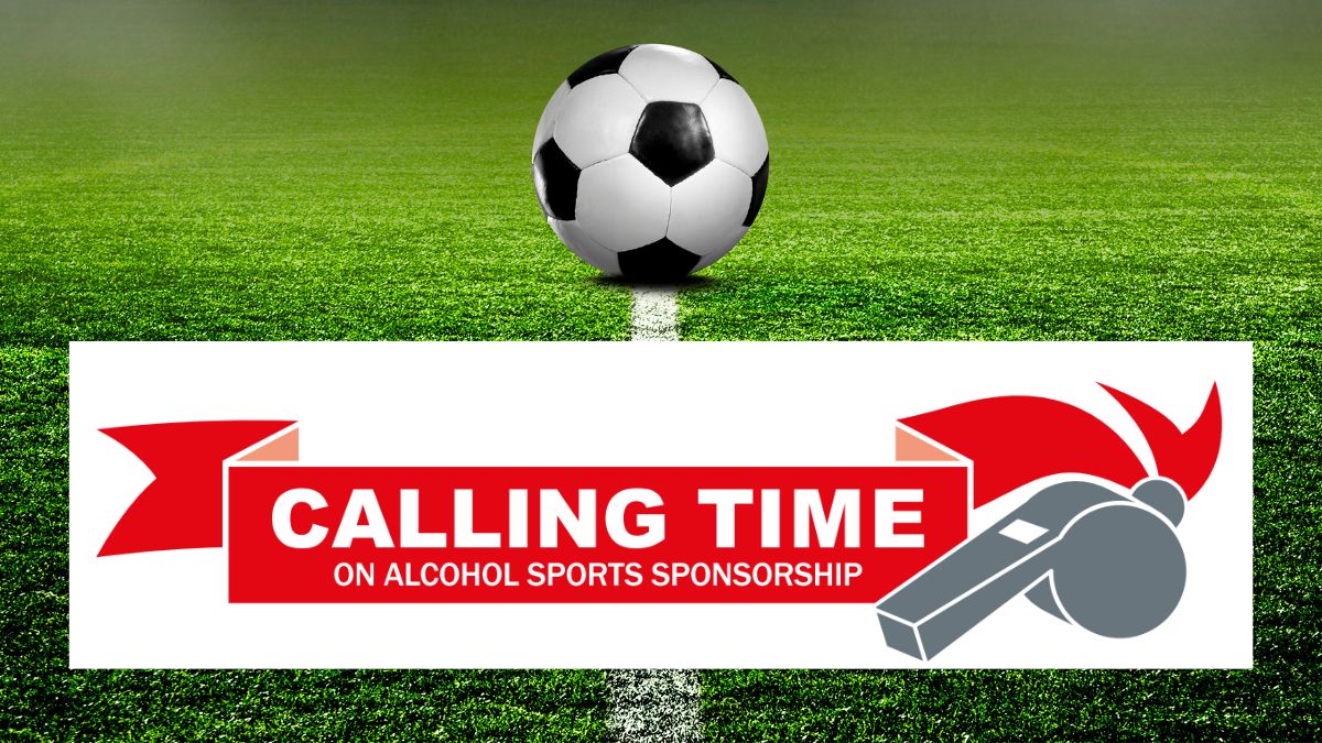 Fußball auf Rasen mit Kampagnenlogo 'Calling time on alcohol sports sponsorhip'