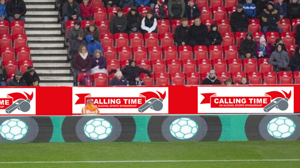 Schottisches Fußballstadion mit Calling-Time-Bandenwerbung