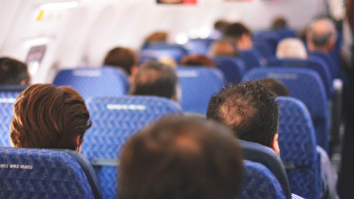 Passagiere in Flugzeugkabine