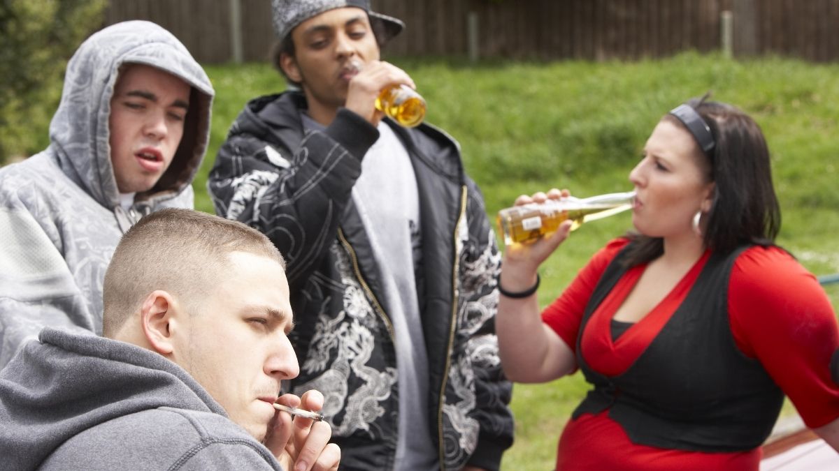 Rauchende und trinkende Jugendliche