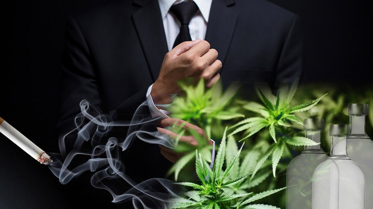 Geschäftsmann im Hintergrund nestelt an seinem Manschettenknopf, im Vordergrund Tabakrauch, Marihuana-Pflanzen und Ginflaschen