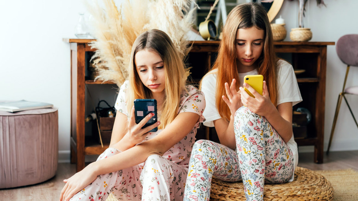 Zwei Mädchen mit Smartphones