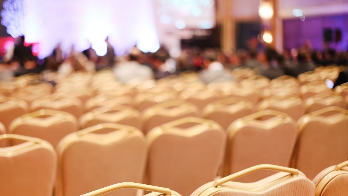 Blick über Stuhlreihen in einem Kongress-Saal