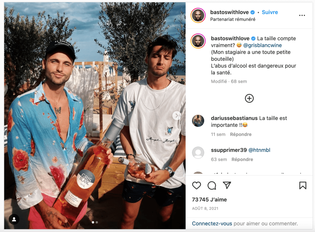 Instagram-Beitrag zeigt zwei junge Männer mit erigierten Weinflaschen und dem Kommentar, dass die Größe entscheidend sei
