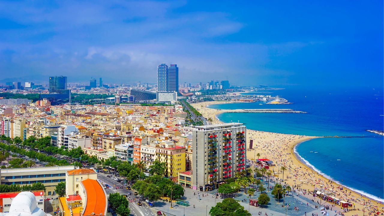 Luftbild von Barcelona und dem Mittelmeerstrand.