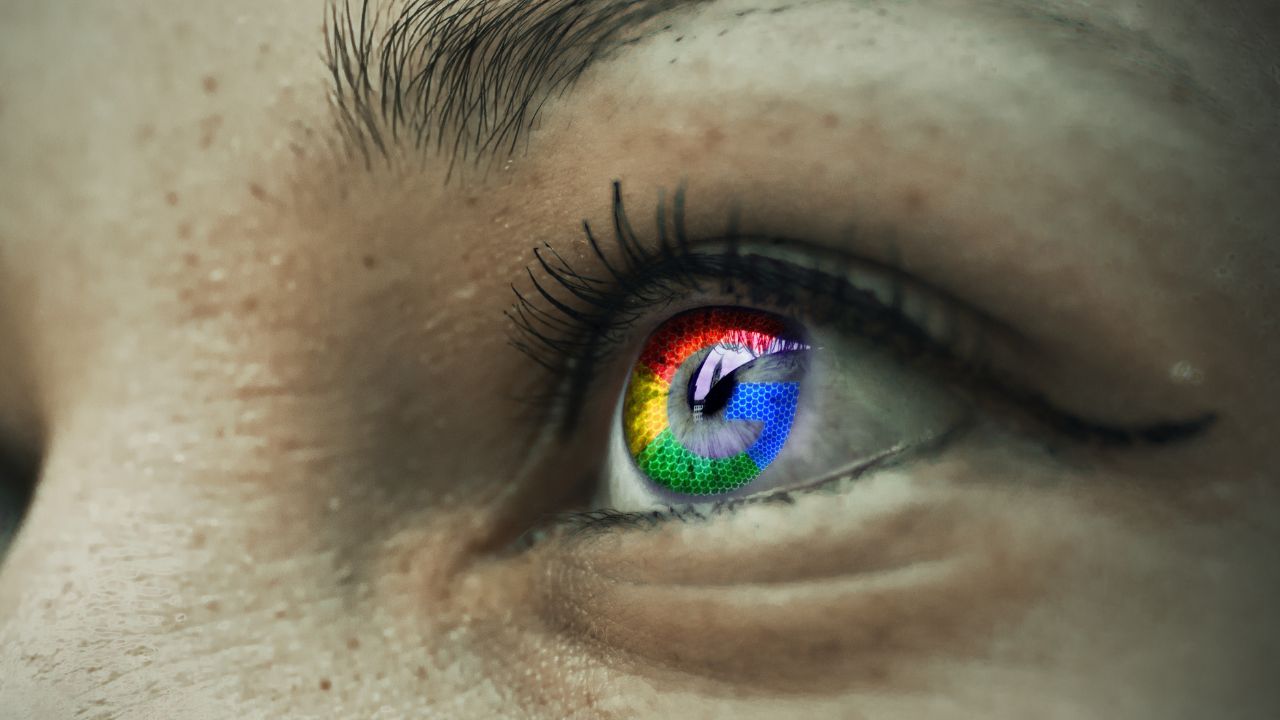 Nahaufnahme eines menschlichen Auges, in dessen Netzhaut sich die Google-Farben Rot, Blau, Gelb und Grün zum Buchstaben 'G' formieren.