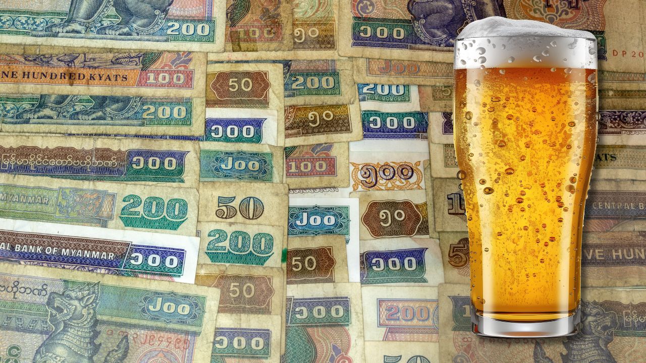 Ausgelegte Geldscheine der Währung von Mynamar, darüber eingeblendet ein Glas Bier.