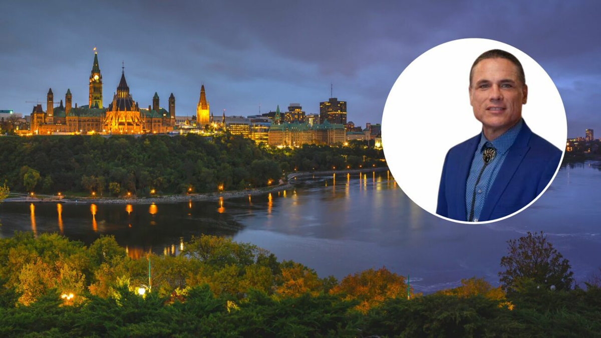 Blick auf Parliament Hill in Ottawa; eingeblendet Senator Patrick Brazeau