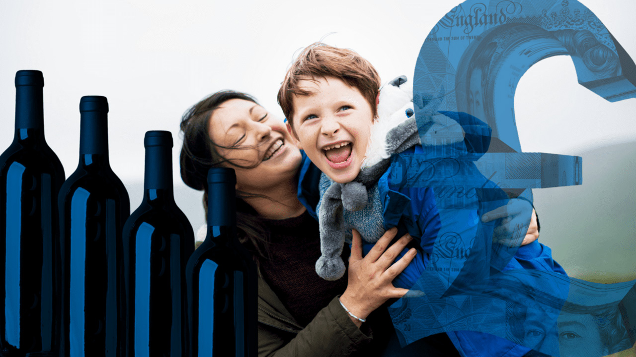 Collage aus Weinflaschen, lachende Mutter mit Kleinkind auf dem Arm und dem britischen Währungssymbol.