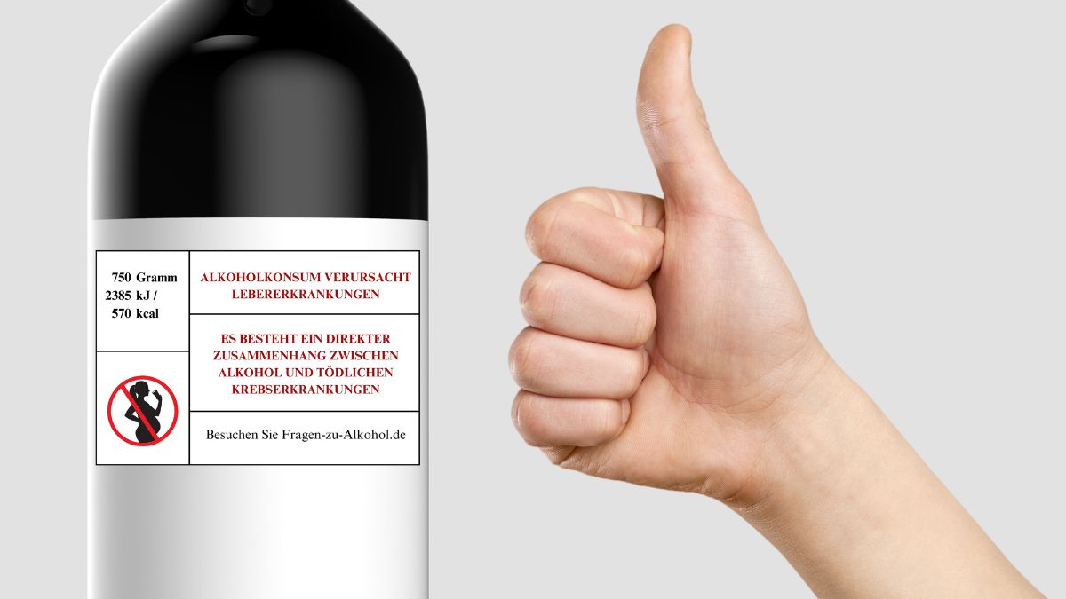Weinflasche mit Warnhinweisen auf Etikett nach irischem Beispiel. Daneben eine Faust, die Daumen hoch zeigt.