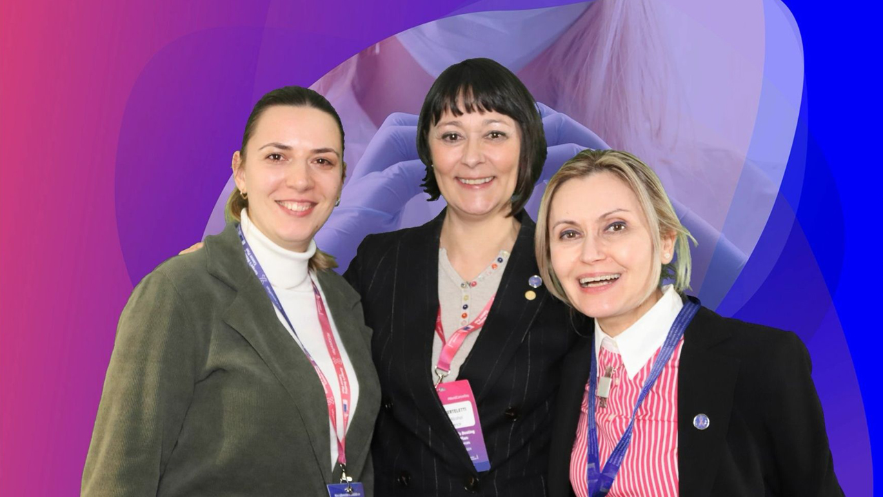 Anamaria Suciu, Florence Berteletti und Cristina Padeanu von Eurocare posieren bei der Veranstaltung der Europäischen Kommission in einer Fotobox.