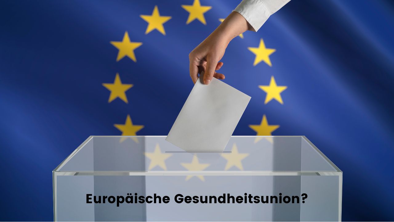Hand mit Wahlumschlag über einer halbtransparenten Wahlurne mit der Aufschrift 'Europäische Gesundheitsunion?' Im Hintergrund die EU-Flagge.