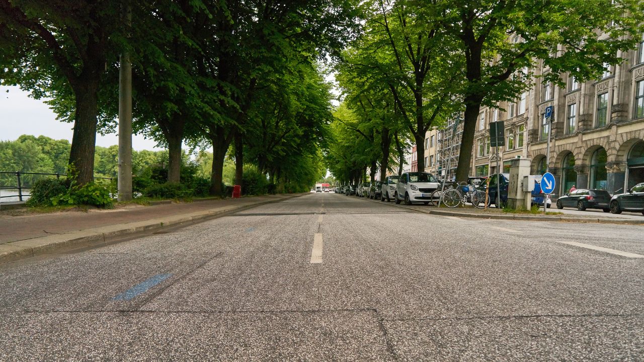 Eine menschenleere Straße in Hamburg.