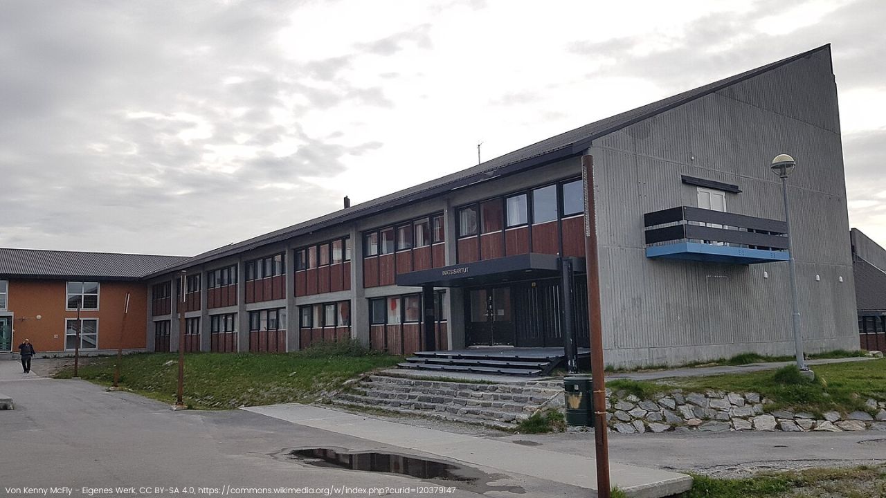 Das zweigeschossige, langgestreckte Gebäude mit Wellblechdach beherbergt das grönländische Parlament - Inatsisartut - in Nuuk.