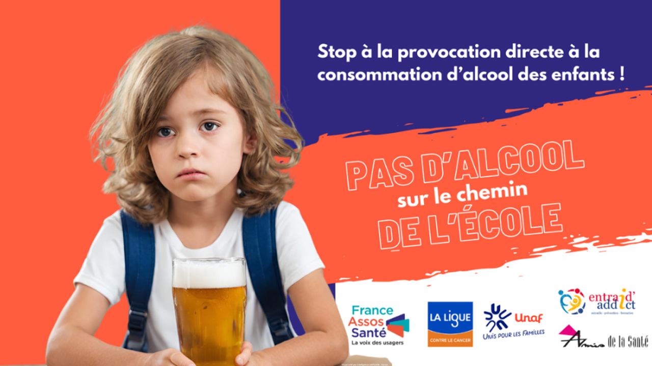 Sechs Jahre altes Kind sitzt mit traurigem Gesichtsausdruck hinter einem gefüllten Bierglas. Dazu der französische Text: Stoppt die direkte Provokation des Alkoholkonsums von Kindern! Kein Alkohol auf dem Schulweg.