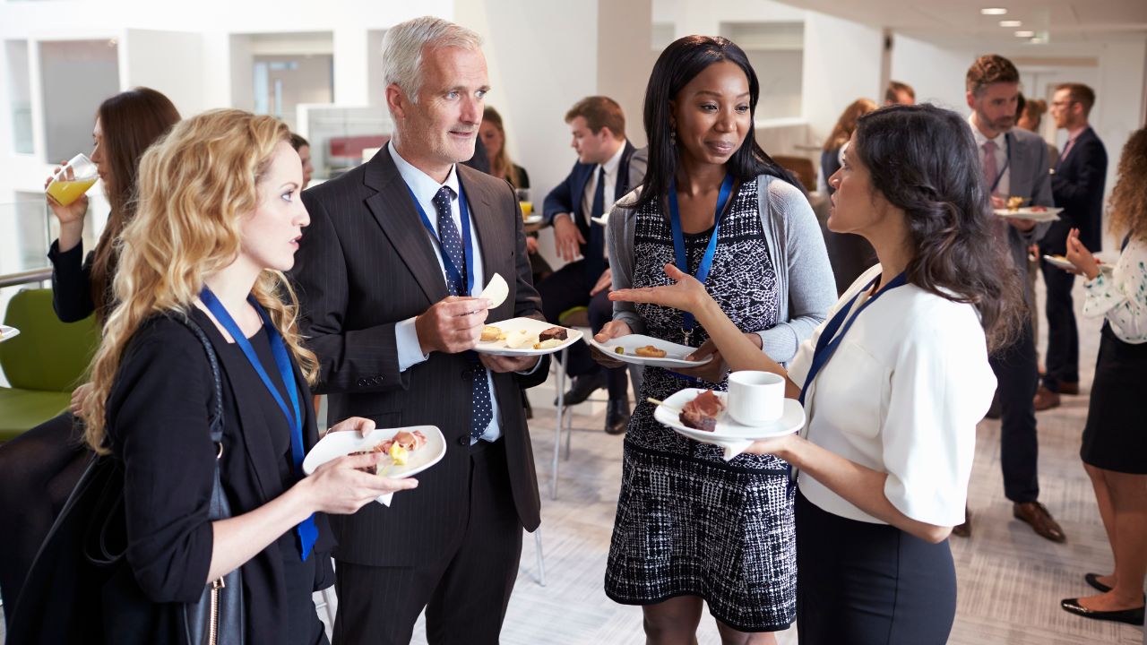 Konferenzteilnehmer*innen beim Networking während der Mittagspause.