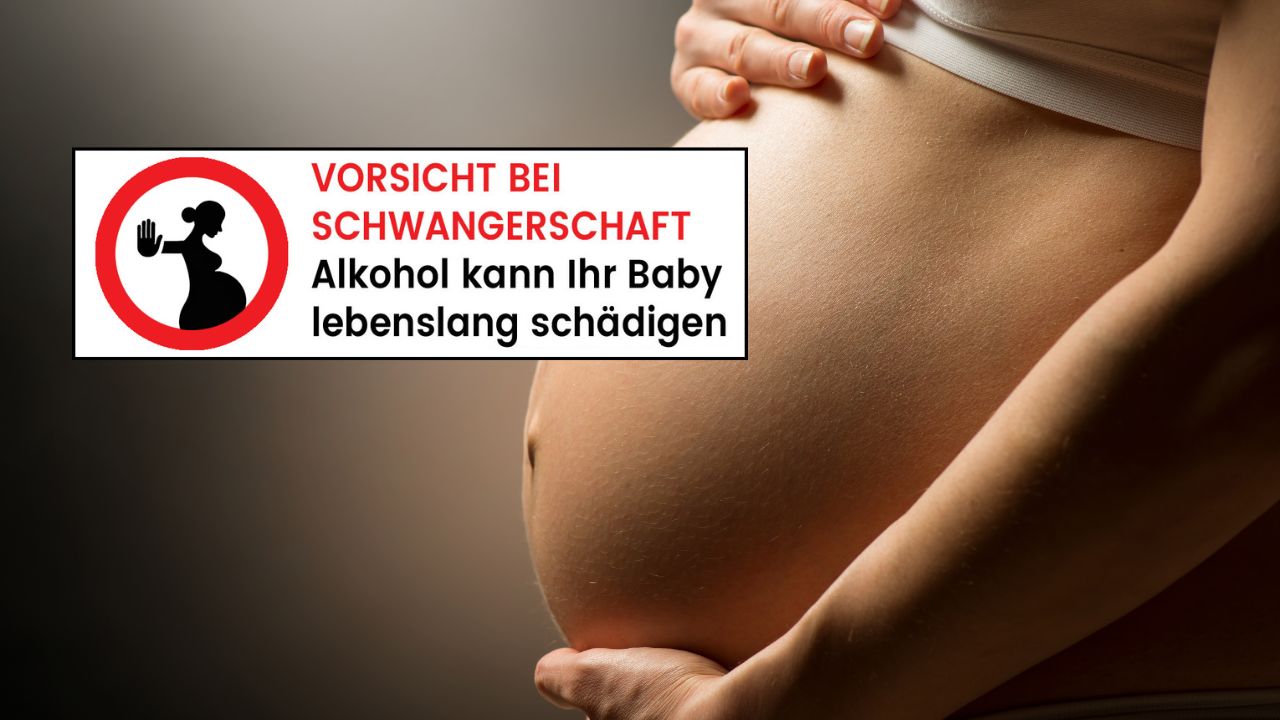 Schwangere Frau mit einem Warnschild, das darauf hinweist, dass Alkohol während der Schwangerschaft schädlich ist. Das Schild zeigt ein rotes Symbol mit einem Stopp-Zeichen und der Aufschrift 'Vorsicht bei Schwangerschaft. Alkohol kann Ihr Baby lebenslang schädigen'.