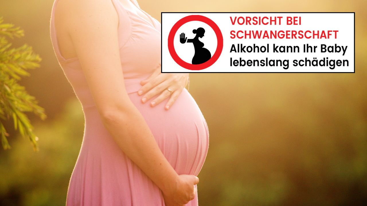 Schwangere Frau mit einem Warnschild, das darauf hinweist, dass Alkohol während der Schwangerschaft schädlich ist. Das Schild zeigt ein rotes Symbol mit einem Stopp-Zeichen und der Aufschrift 'Vorsicht bei Schwangerschaft. Alkohol kann Ihr Baby lebenslang schädigen'.