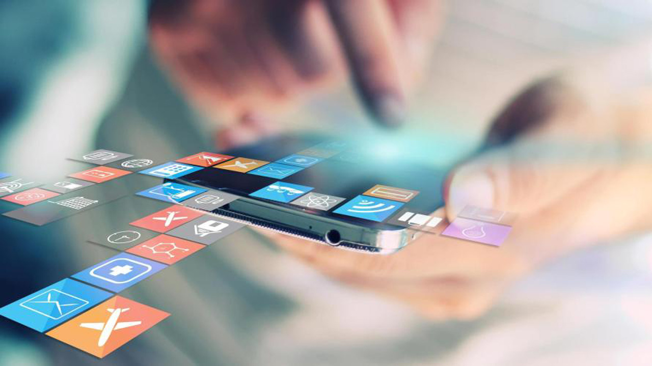 Eine Person benutzt ein Smartphone mit verschiedenen App-Symbolen, die als Overlay auf dem Bildschirm dargestellt sind. Die Person ist unscharf dargestellt, um den Fokus auf die digitale Interaktion zu lenken.