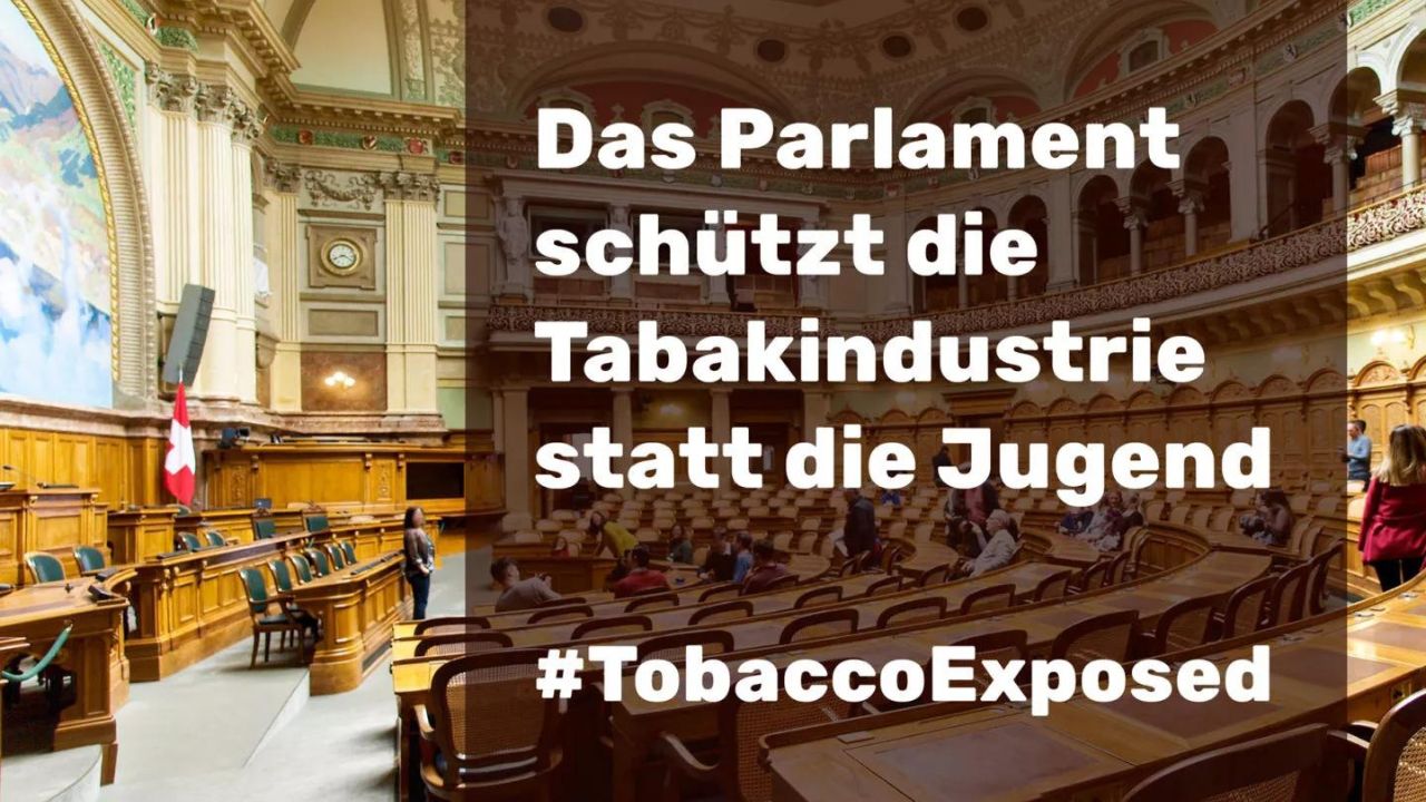 Blick in den Nationalratssaal im Berner Bundeshaus. Darüber gelegt der Text: Das Parlament schützt die Tabakindustrie statt die Jugend. Hashtag Tobacco Exposed.