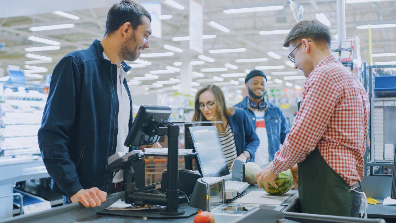 Kassierer scannt Lebensmittel und andere Artikel im Supermarkt.