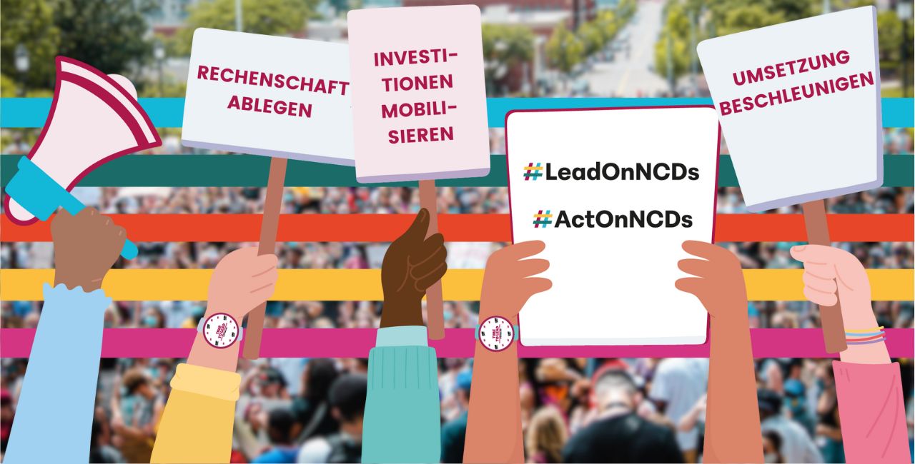 Illustration einer Demo: Diverse Hände halten Megafon und Schilder 'Rechenschaft ablegen', 'Investitionen mobilisieren', 'Umsetzung beschleunigen' sowie ein zentrales Schild mit #LeadOnNCDs #ActOnNCDs vor bunter Menschenmenge.