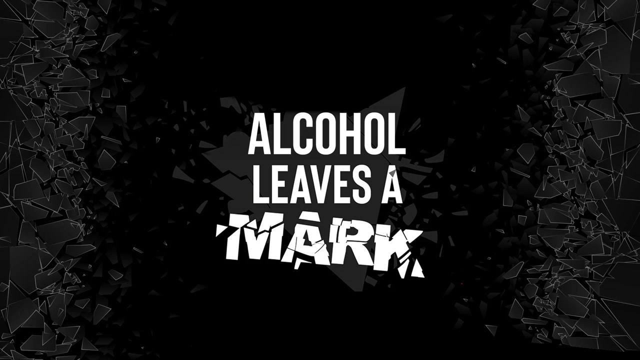 Weiße Schrift auf schwarzem Hintergrund mit dem Text 'Alcohol leaves a mark'. Das Wort 'mark' ist in einer zerbrochenen, zersplitterten Schrift dargestellt, umgeben von Glasscherben, die den zerstörerischen Einfluss von Alkohol symbolisieren.