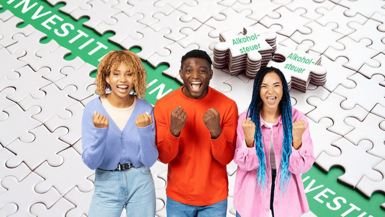 Drei fröhliche junge Menschen jubeln vor einem Puzzle-Hintergrund mit dem Wort 'INVESTITION' und Puzzleteilen, auf denen 'Alkoholsteuer' steht.