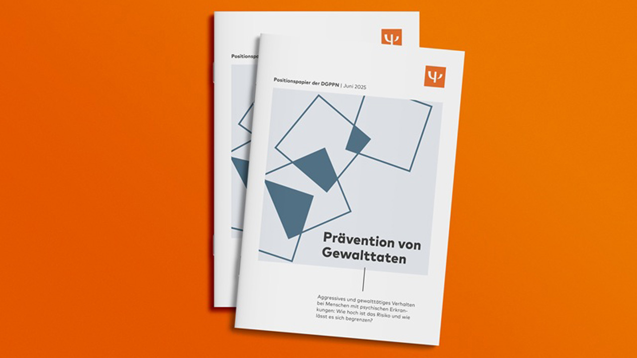 Cover-Abbildung des DGPPN-Positionspapiers vor orangem Hintergrund.