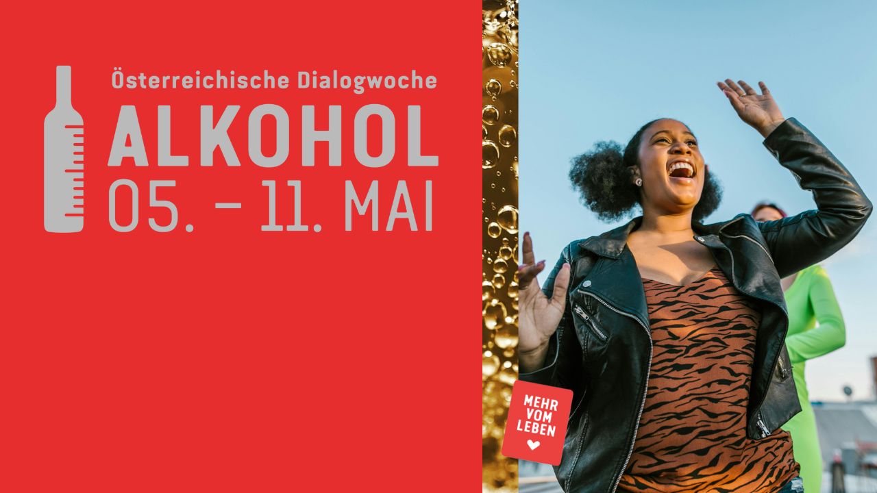 Geteiltes Bild: Links roter Hintergrund mit weißem Text 'Österreichische Dialogwoche Alkohol 05.–11. Mai' und einer stilisierten Flasche; rechts eine fröhliche Frau mit Afro und Lederjacke, die draußen die Hände hebt, daneben ein Schild 'Mehr vom Leben'. Zwischen den Bildteilen eine Nahaufnahme von goldener Flüssigkeit mit Bläschen.