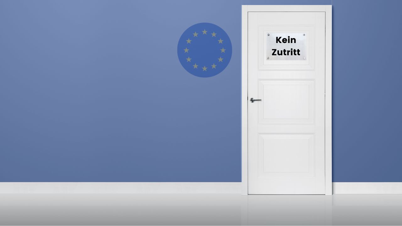 Weiße geschlossene Tür mit der Aufschrift 'Kein Zutritt' vor blauer Wand mit EU-Sternen-Kreis.