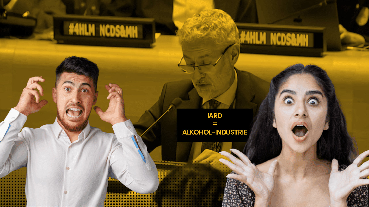  Eine Bildmontage zeigt einen älteren Mann mit Brille, der bei einer Konferenz hinter einem Mikrofon spricht. Im Hintergrund ist ein Schild mit der Aufschrift '#4HLM NCDS&MH' sichtbar. Der Mann ist in gelb-schwarzen Tönen eingefärbt. Im Vordergrund links steht ein junger Mann mit weit aufgerissenen Augen und Mund, der sich erschrocken an den Kopf fasst. Rechts im Vordergrund ist eine junge Frau mit weit geöffnetem Mund und großen Augen zu sehen, ebenfalls mit erschrockener Mimik.