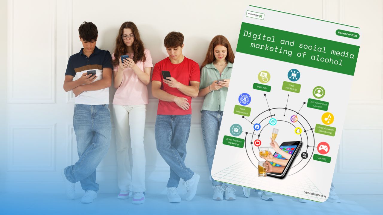 Sechs Jugendliche (drei Jungen und drei Mädchen) stehen nebeneinander an einer weißen Wand mit Stuckverzierung. Alle blicken auf ihre Smartphones und tragen legere Freizeitkleidung wie Jeans, T-Shirts und Sneaker. Davor die Titelseite von 'Digital and social media marketing of alcohol'.