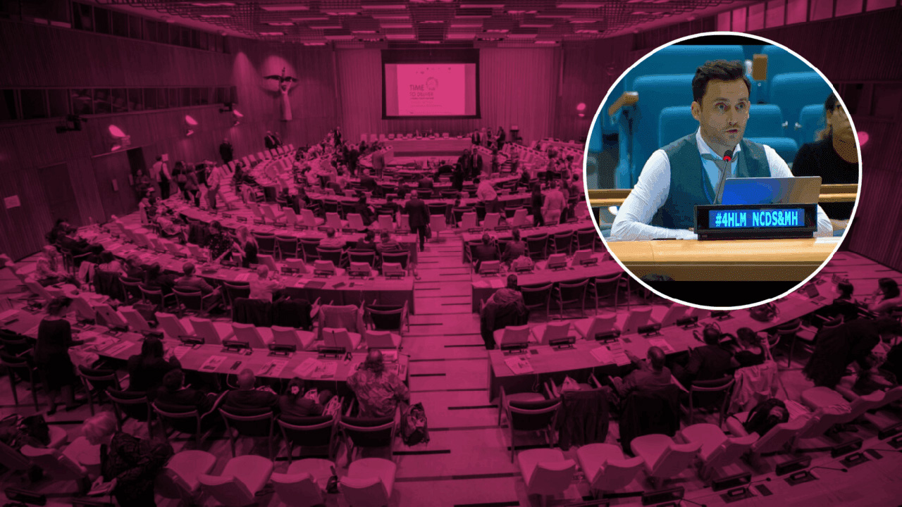 Magenta eingefärbter Plenarsaal der Vereinten Nationen in New York mit vielen Teilnehmer*innn an Tischen. Oben rechts ein kreisförmiger Ausschnitt zeigt Maik Dünnbier in Hemd und Weste, der an einem Pult spricht. Vor ihm ein Display mit dem Text '#4HLM NCDS&MH'.